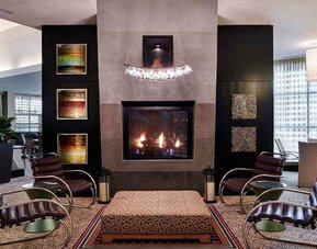 Cosy and comfortable lobby and lounge ideal as a coworking space at Hilton Garden Inn Rockville-Gaithersburg.