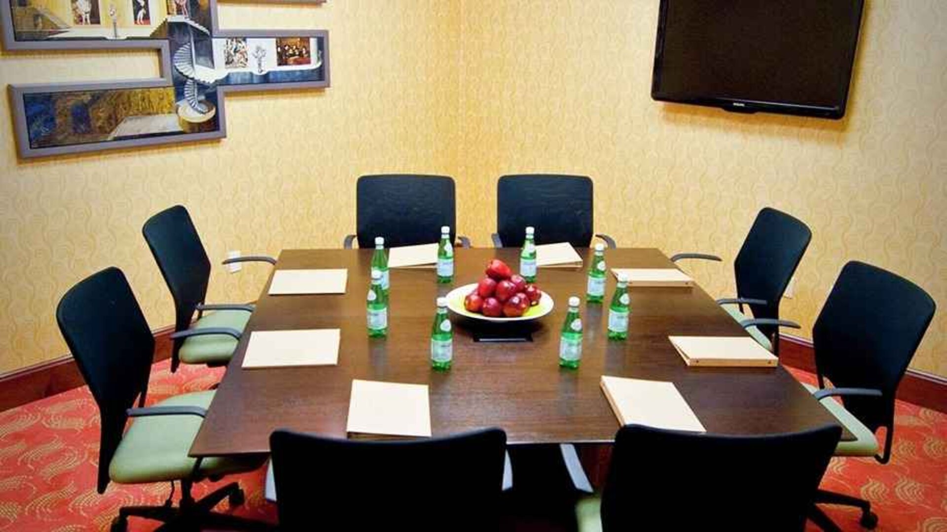business desks and small meeting room ideal for business meetings at Hilton Garden Inn Rockville-Gaithersburg.