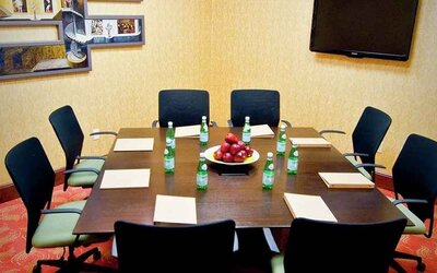 business desks and small meeting room ideal for business meetings at Hilton Garden Inn Rockville-Gaithersburg.