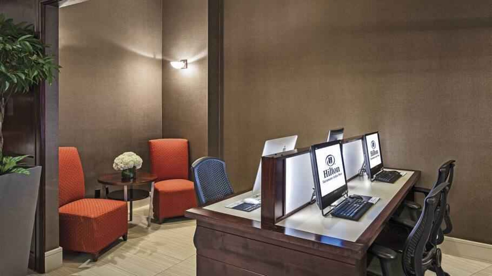 Working station with computers at the Hilton Sacramento-Arden West.