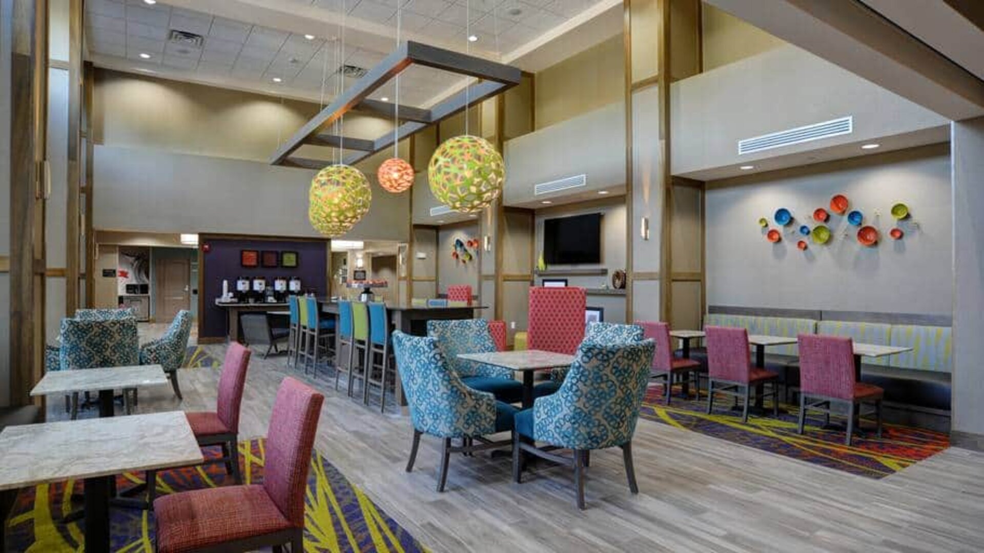 Beautiful lounge area at the Hampton inn & Suites Ardmore.