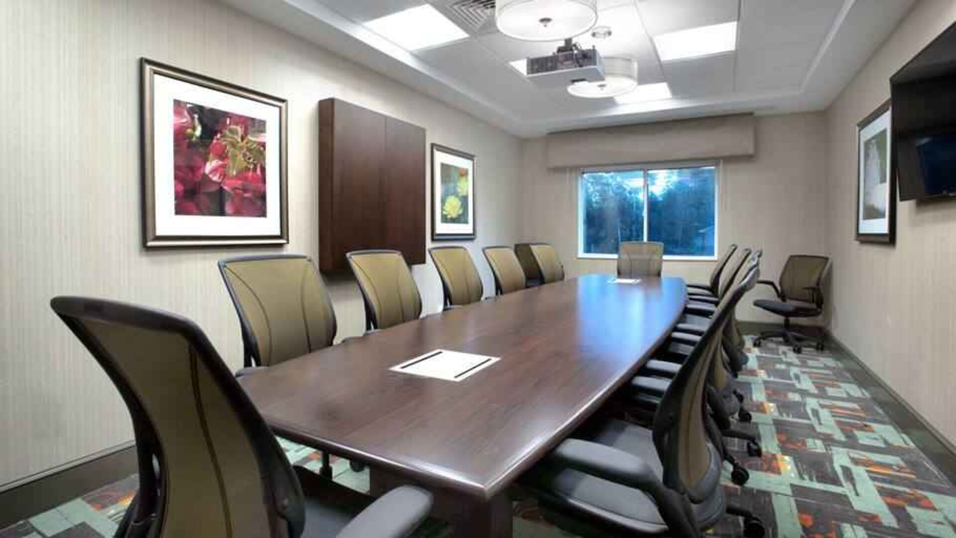 Meeting room with table at the Hilton Garden Inn Minneapolis Airport Mall of America.