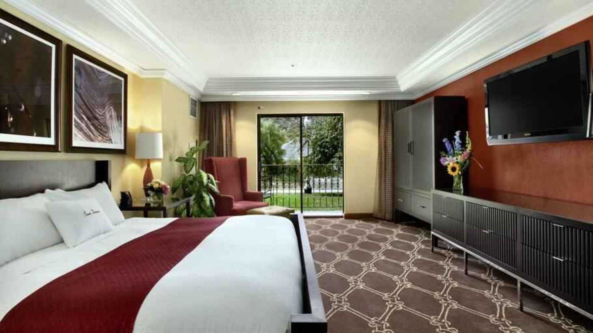 Comfortable king bedroom with window and TVscreen at the DoubleTree by Hilton Durango.