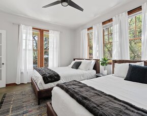 Urban Cowboy Villas - Heart of 704