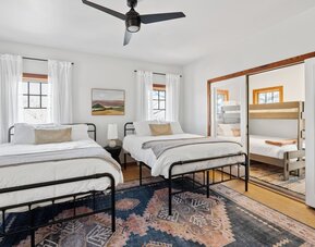 Urban Cowboy Villas - Heart of 704