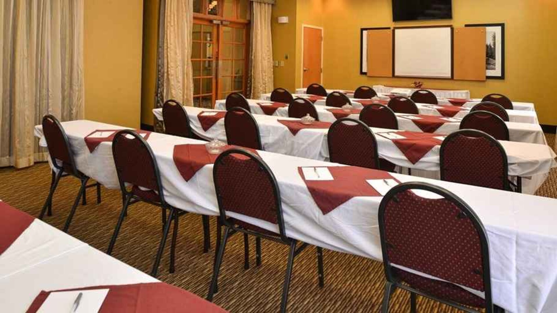 Professional conference room at Hampton Inn & Suites Pueblo-Southgate.