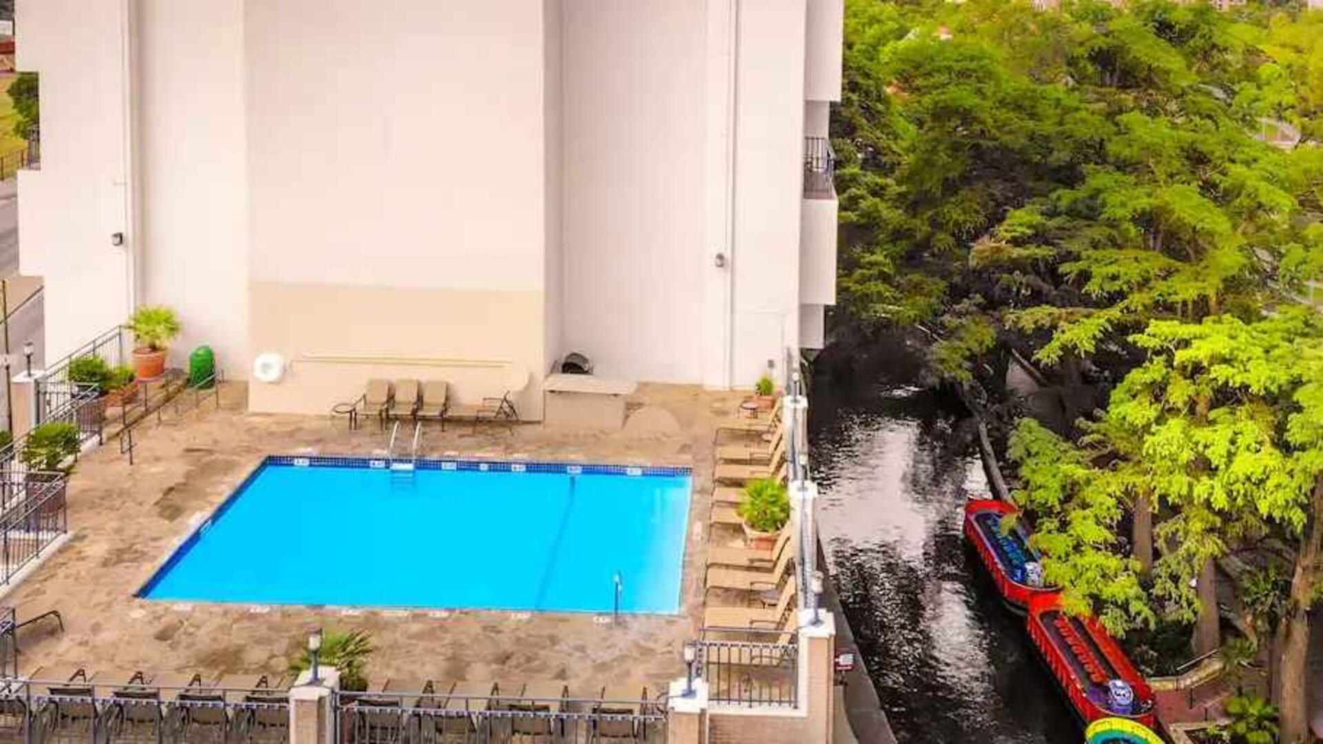 Relaxing outdoor pool at the Hilton Palacio del Rio.