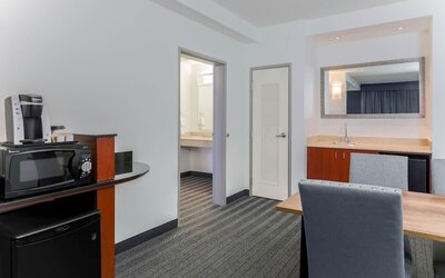 Courtyard by Marriott Austin Airport