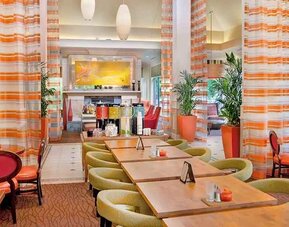 comfortable lobby lounge area ideal for coworking at Hilton Garden Inn St. Louis/Chesterfield.