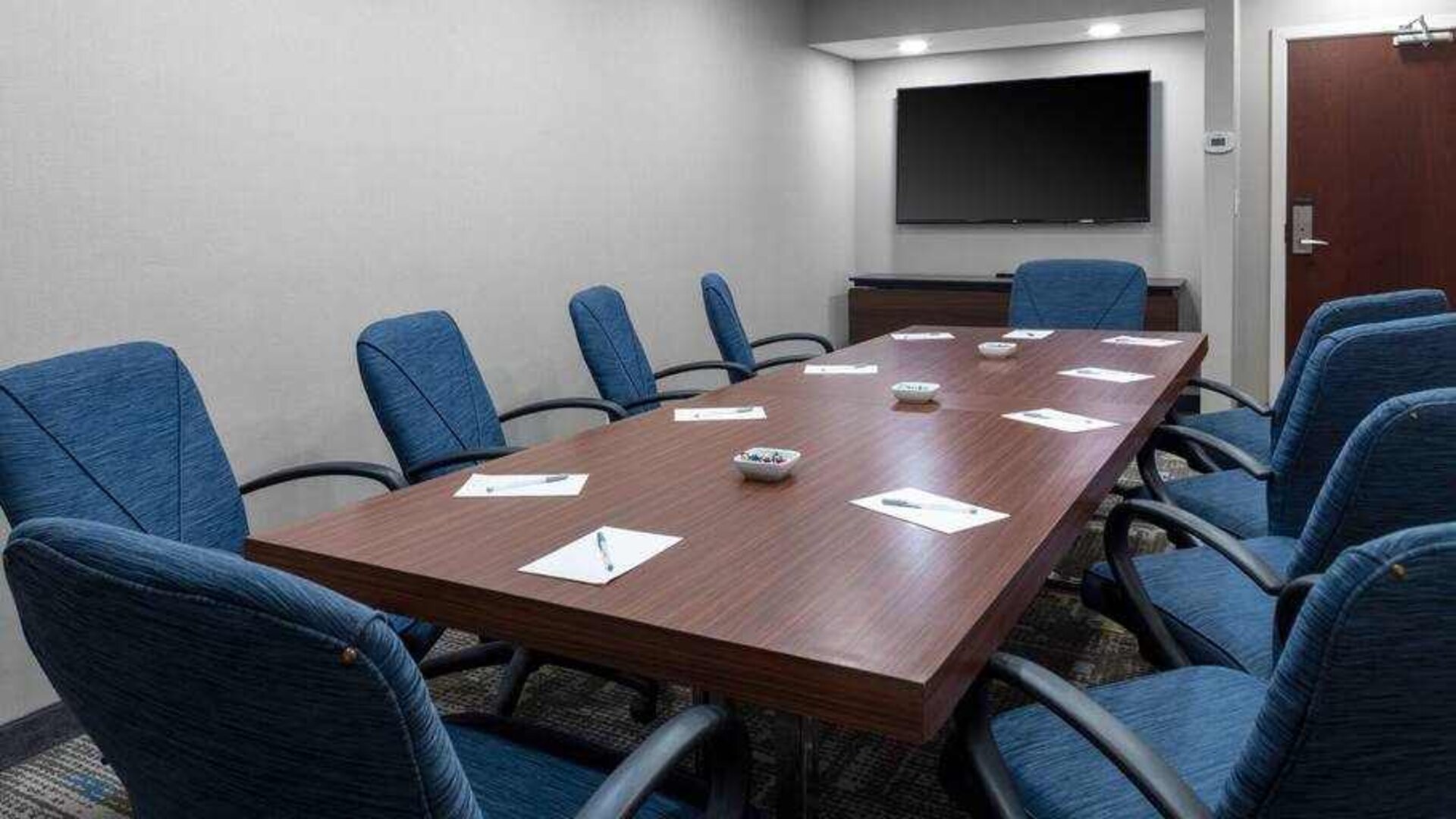Small meeting room with TV screen at the Hampton Inn Concord Bow.