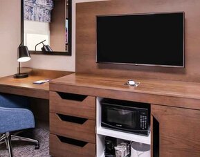 Working station in a hotel room at the Hampton Inn Albuquerque, University-Midtown (UNM).