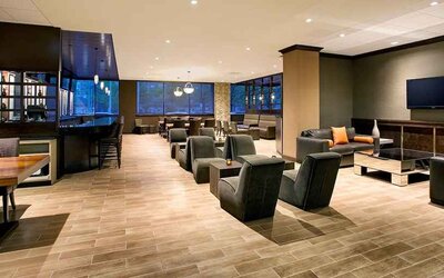 comfortable lobby and lounge area perfect as a coworking space at DoubleTree by Hilton Hotel & Suites Jersey City.