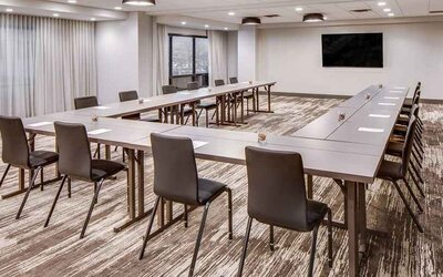 professional meeting room at DoubleTree by Hilton Hotel & Suites Jersey City.