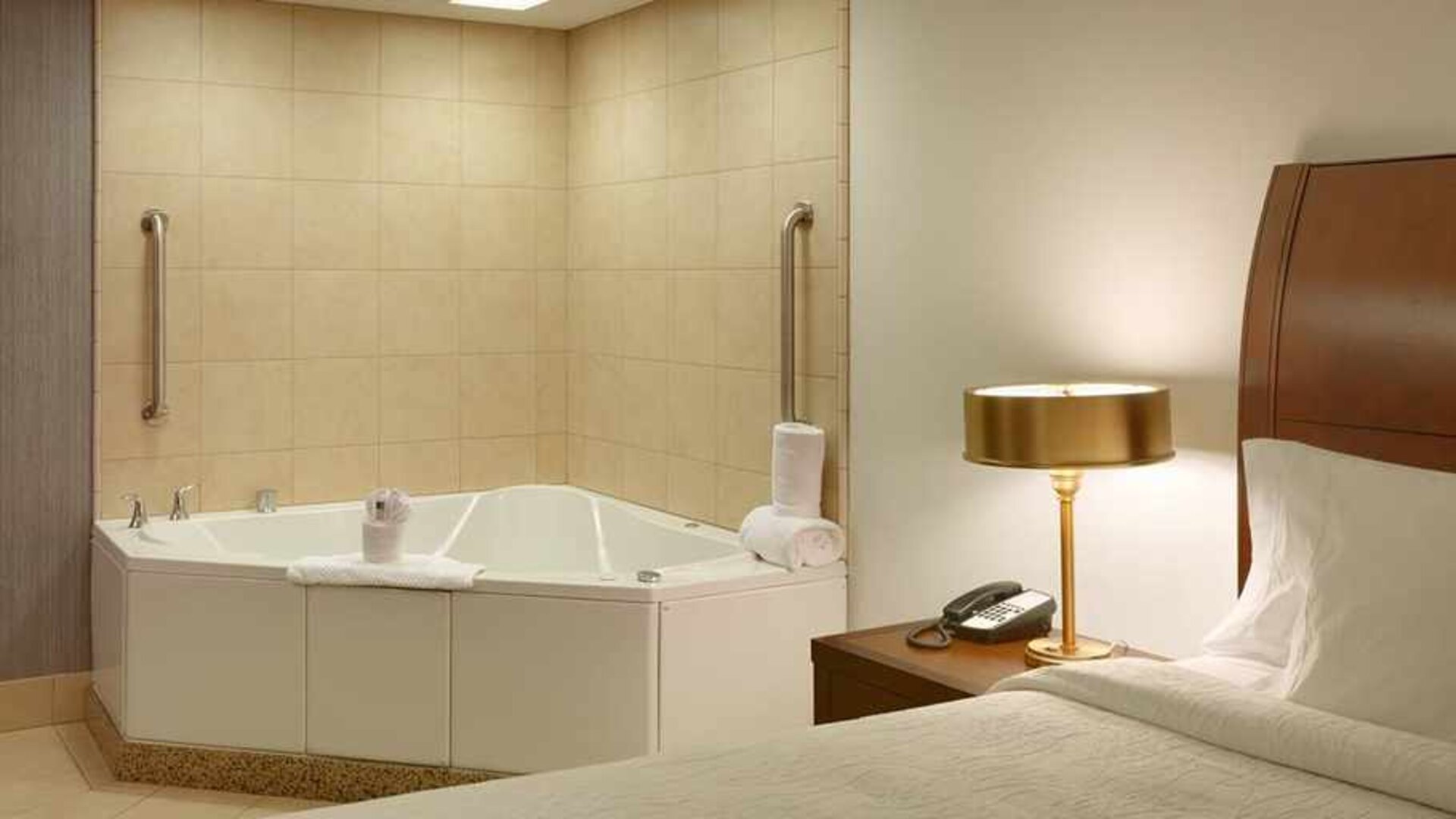 luxurious jacuzzi bath in king rooms at Hilton Garden Inn Salt Lake City/Sandy.