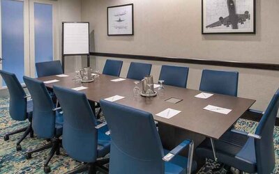 Professional meeting room ideal for all boardroom meetings at Embassy Suites by Hilton Seattle Tacoma International Airport.
