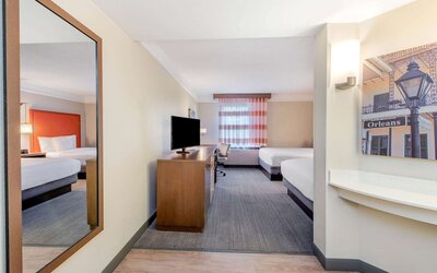 La Quinta Inn & Suites by Wyndham New Orleans Downtown