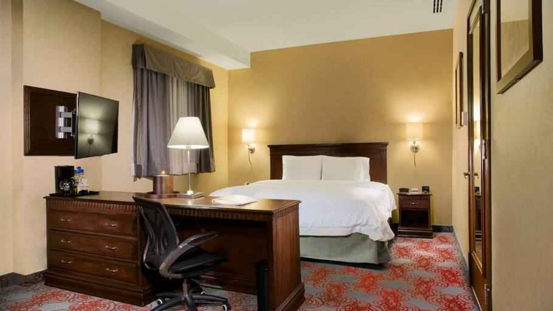 King-studio with working station at the Hampton Inn & Suites Mexico City - Centro Historico.