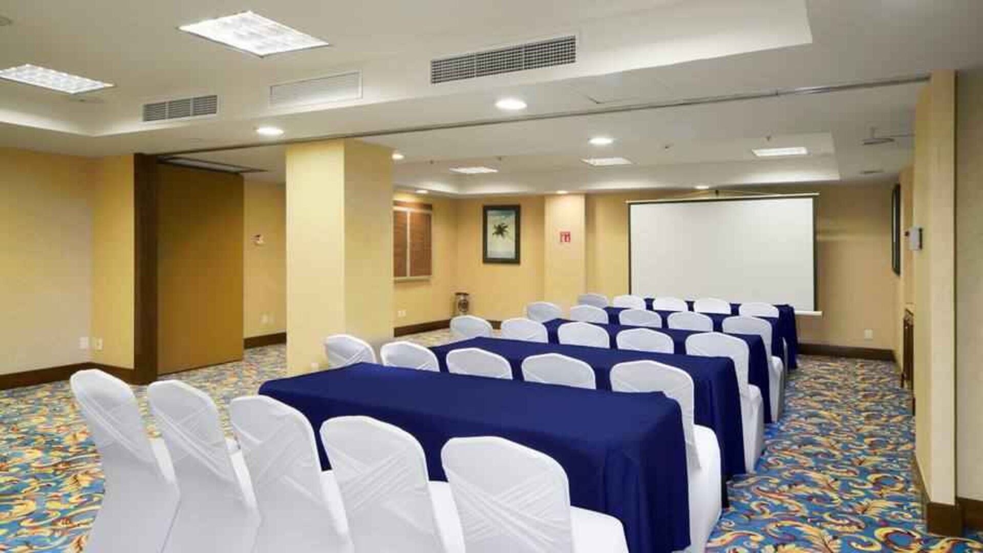 Meeting room perfect for every business appointment at the Hampton Inn & Suites Mexico City - Centro Historico.