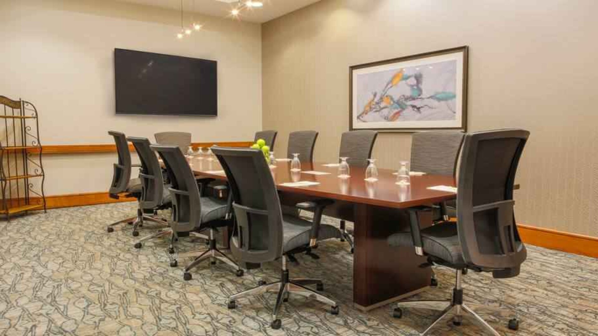 Meeting room with TV screen at the DoubleTree by Hilton Rochester.