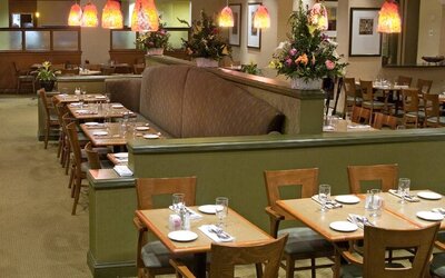 Comfortable dining area perfect for co-working at the DoubleTree by Hilton Washington DC - Crystal City.