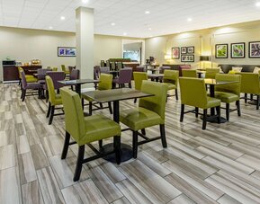 La Quinta Inn & Suites by Wyndham New Orleans Airport