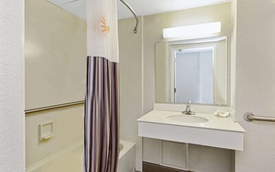 La Quinta Inn & Suites by Wyndham New Orleans Airport