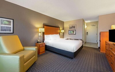 La Quinta Inn & Suites by Wyndham New Orleans Airport