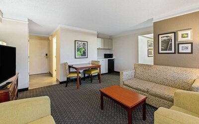La Quinta Inn & Suites by Wyndham New Orleans Airport