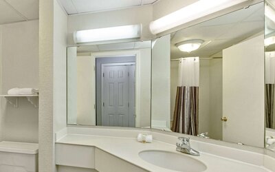 La Quinta Inn & Suites by Wyndham New Orleans Airport