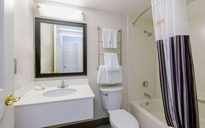 La Quinta Inn & Suites by Wyndham New Orleans Airport