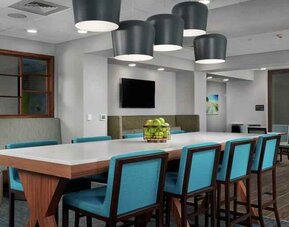 Lobby workspace with table and chairs at the Hampton Inn Burley.