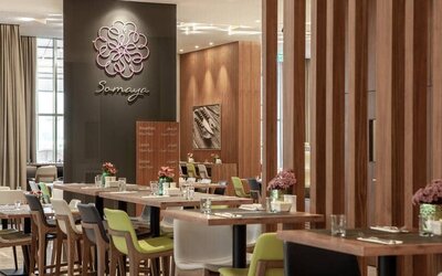 Bright and spacious restaurant lounge with seating to eat, meet and work.