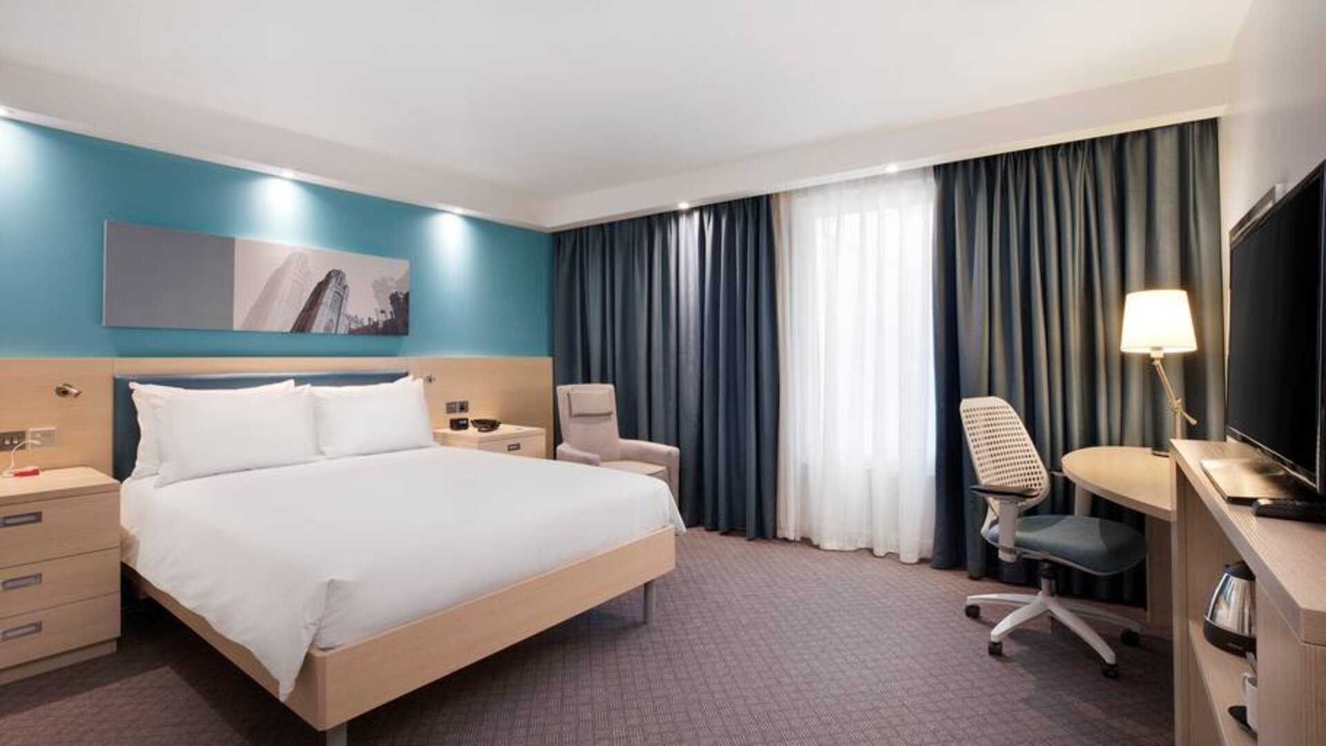 King bedroom with working station at the Hampton by Hilton Bristol Airport.