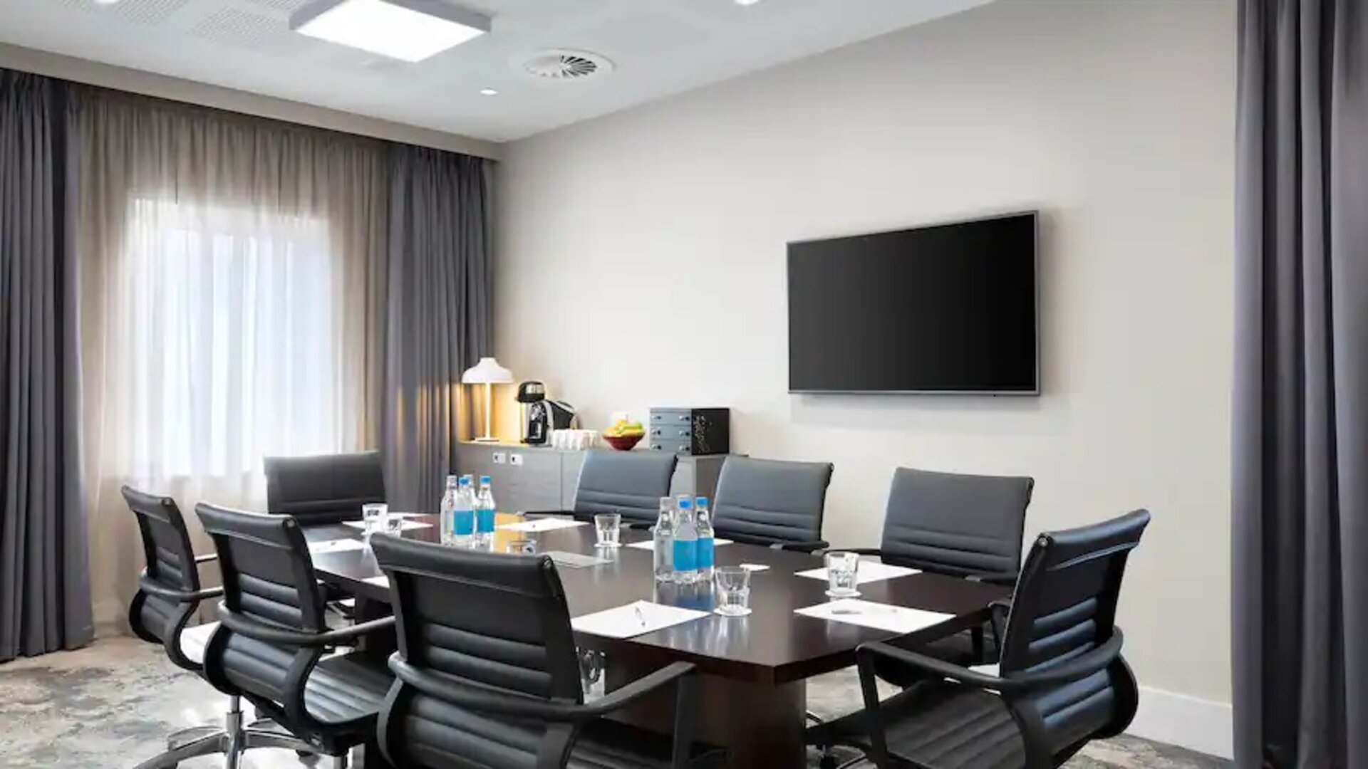 Small meeting room with TV screen at the Hampton by Hilton Bristol Airport.