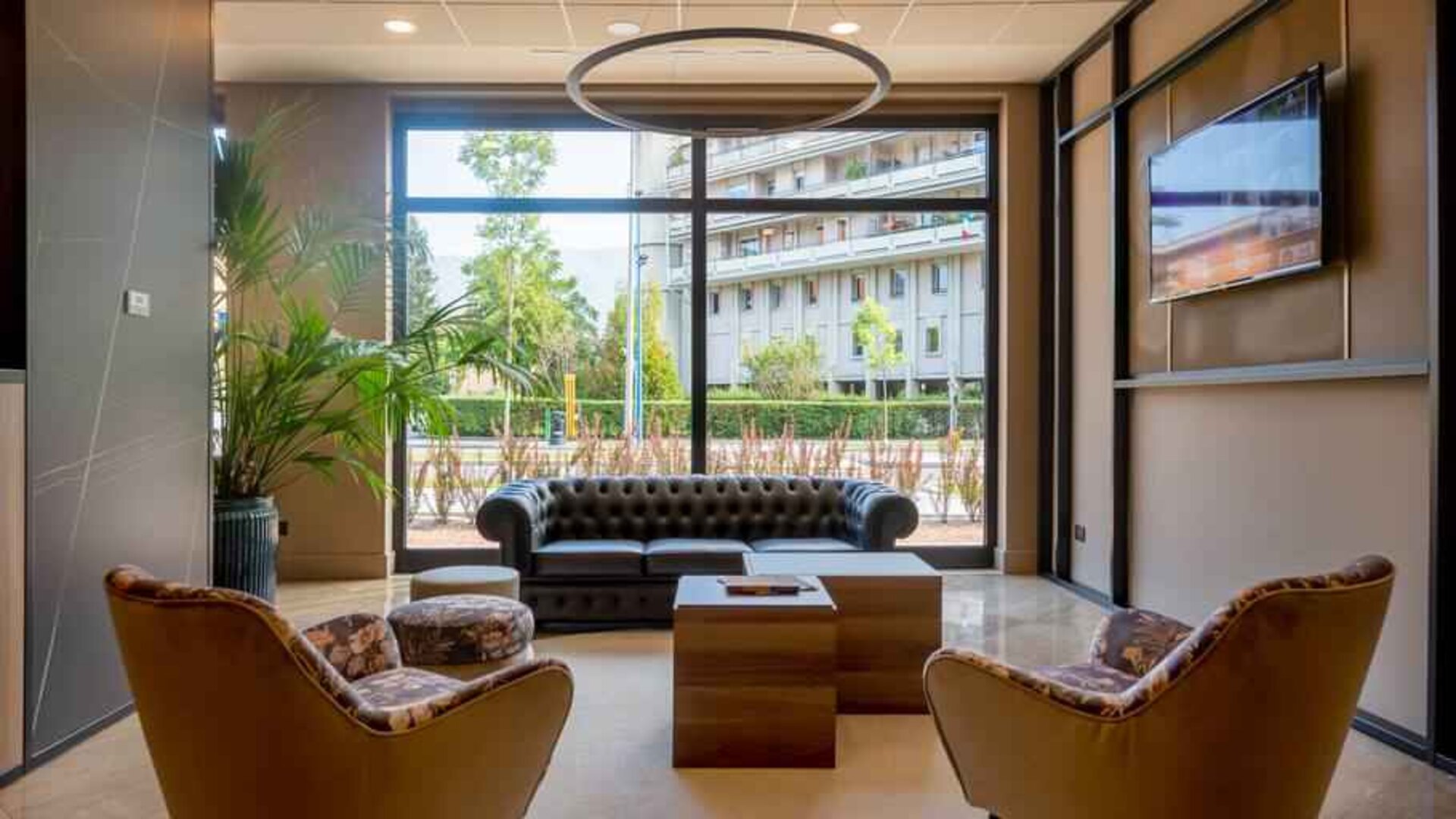 Hotel workspace with sofas at the DoubleTree by Hilton Brescia.