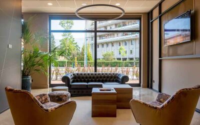 Hotel workspace with sofas at the DoubleTree by Hilton Brescia.