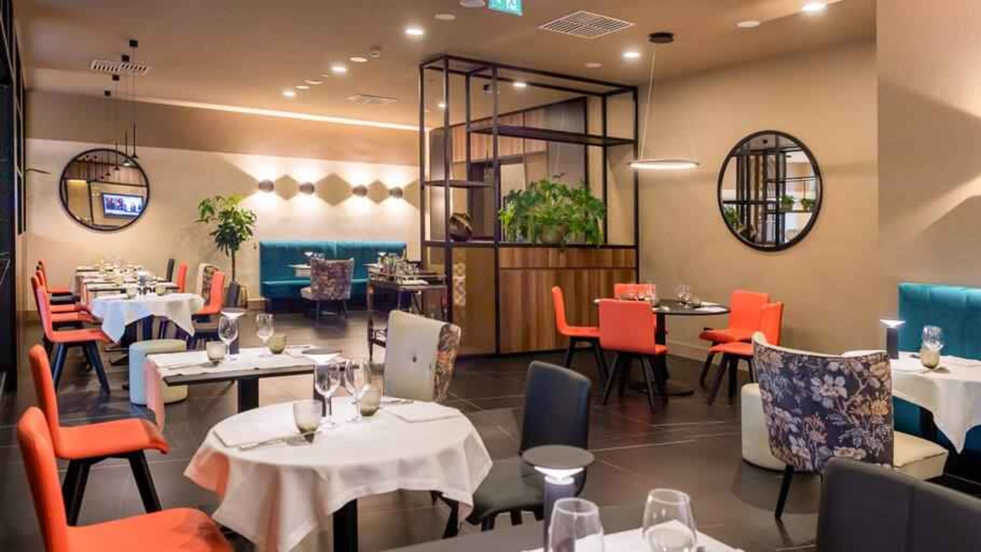 Restaurant area perfect for co-working at the DoubleTree by Hilton Brescia.