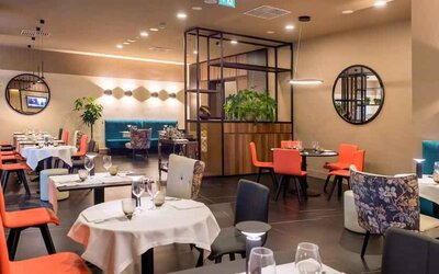 Restaurant area perfect for co-working at the DoubleTree by Hilton Brescia.