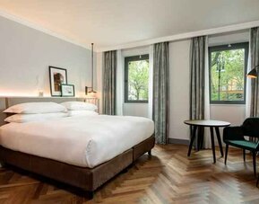 Bright king guestroom with working station at the DoubleTree by Hilton Rome Monti.