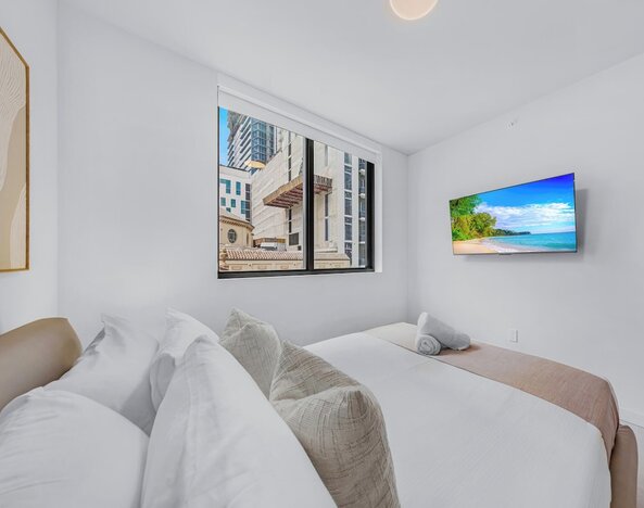 Heart of Downtown-1BR with Skyline Views