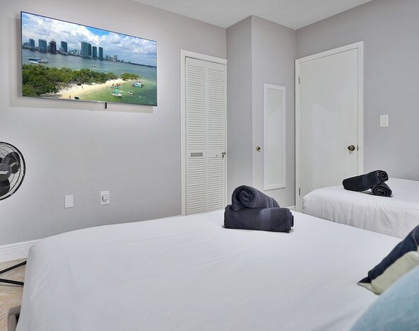 Happy Escape, 15 Min to Beach, Massage Shower Jets, Bar, and BBQ