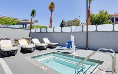 small outdoor dipping pool in beautiful surroundings with sun beds at Hampton Inn Irvine Spectrum Lake Forest.