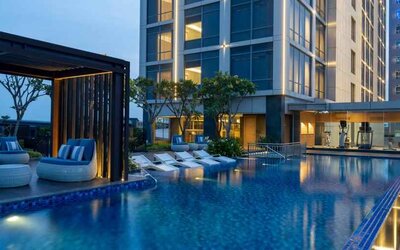 Beautiful outdoor pool area with lounges at the Hilton Garden Inn Jakarta Taman Palem.