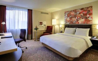 King bedroom with desk at the Hilton Mainz.