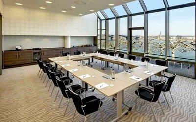 Bright meeting room at the Hilton Mainz.