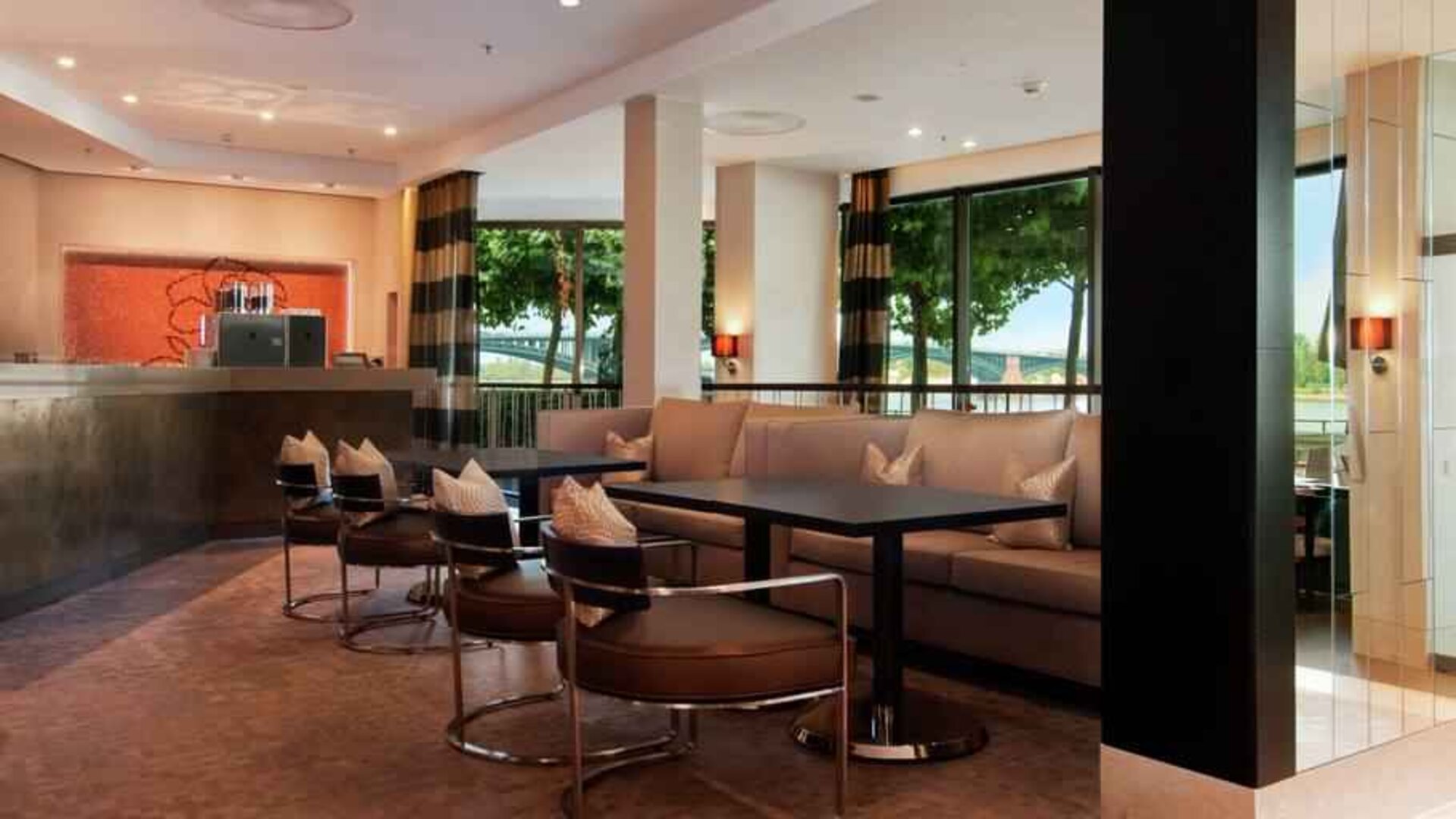 Lobby workspace at the Hilton Mainz.