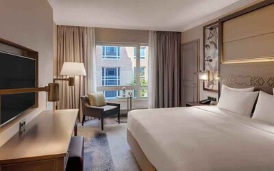 Bright king bedroom with desk at the Hilton Munich City.