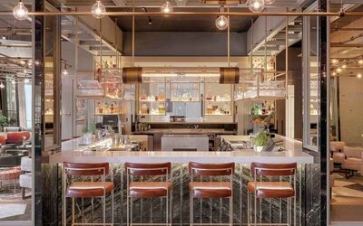 Hotel workspace along the bar at the Hilton Munich City.