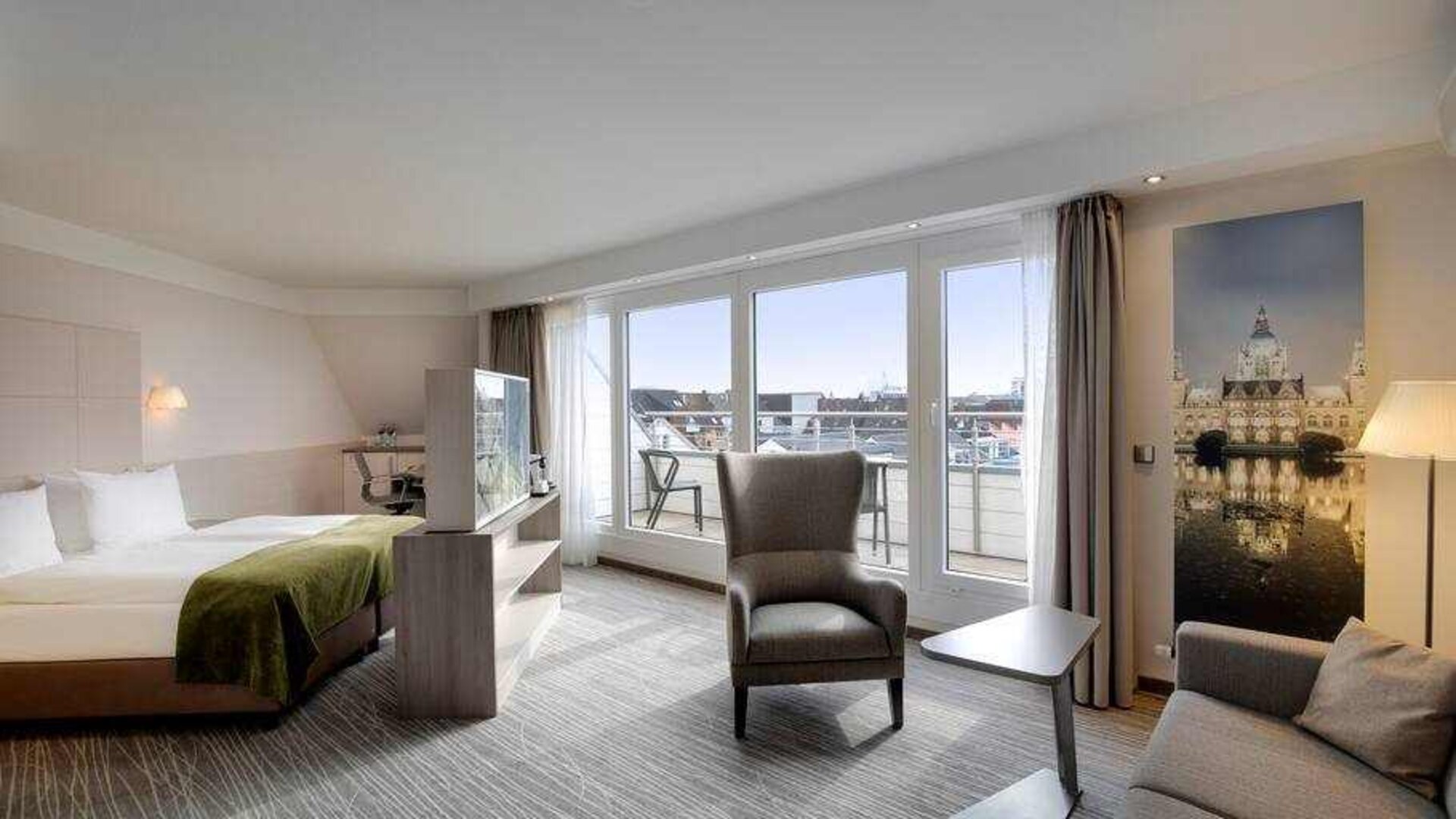 King room with balcony at the DoubleTree by Hilton Hannover Schweizerhof.