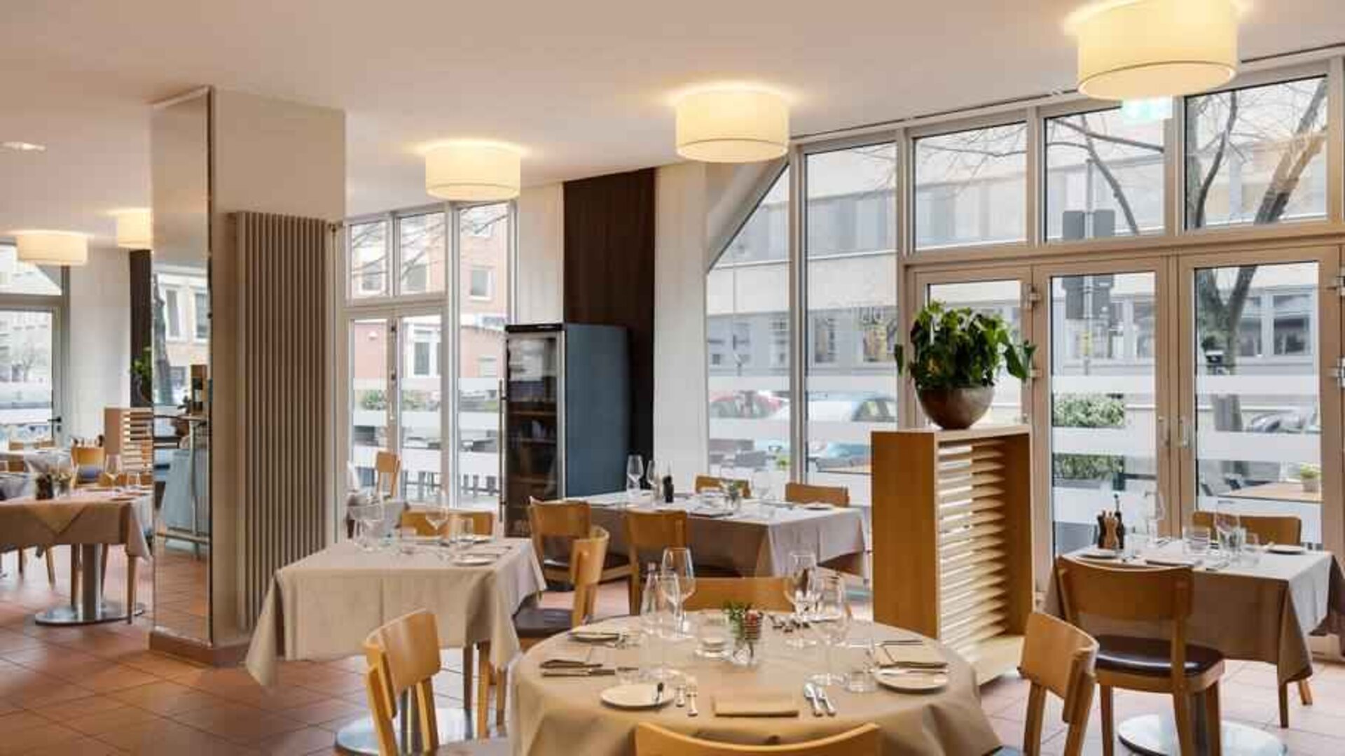 Dining area perfect as workspace at the DoubleTree by Hilton Hannover Schweizerhof.